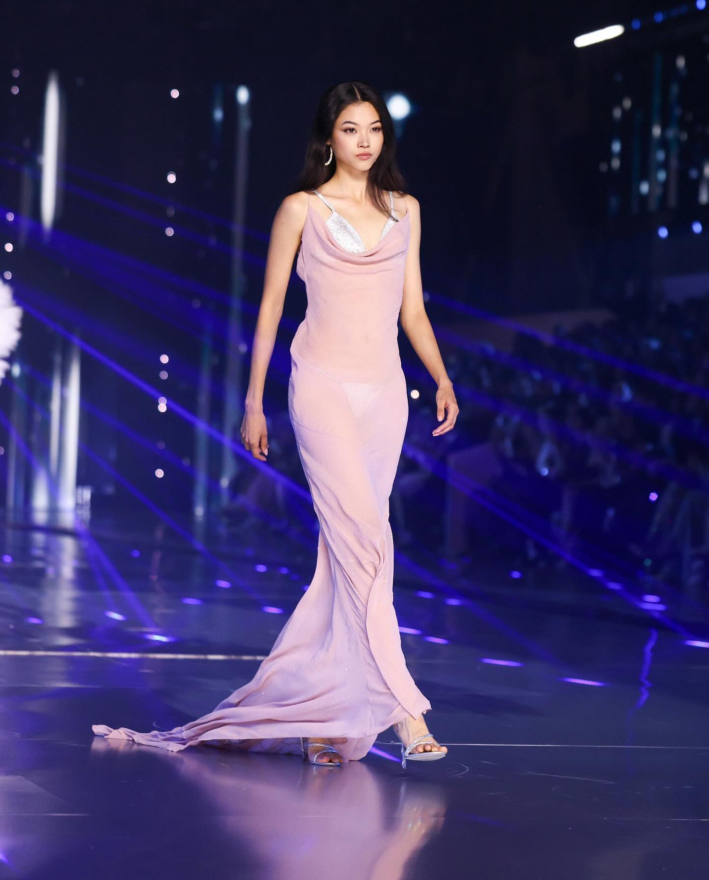 Biểu cảm hút gần 20 triệu view tại show Victoria's Secret, model khó chịu vì không được đeo cánh?- Ảnh 5.