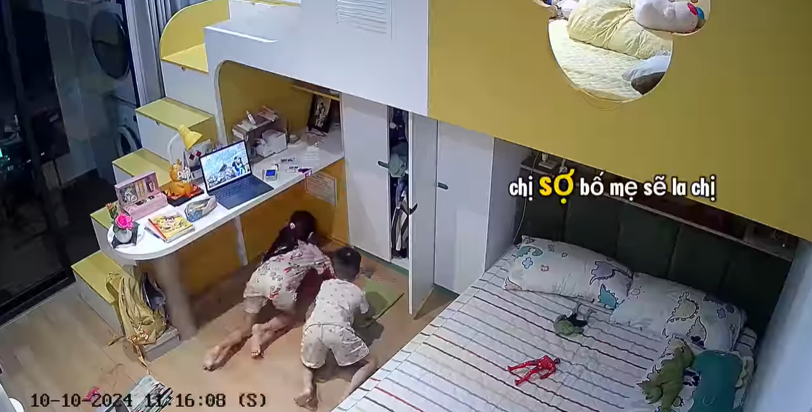 Chị gái vô tình làm đổ lọ mực, em trai có hành động không ngờ, check camera xong mẹ lập tức thay đổi thái độ- Ảnh 1.