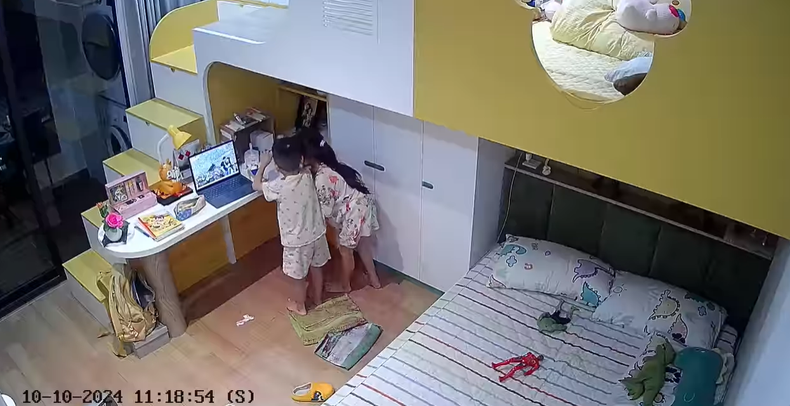 Chị gái vô tình làm đổ lọ mực, em trai có hành động không ngờ, check camera xong mẹ lập tức thay đổi thái độ- Ảnh 2.