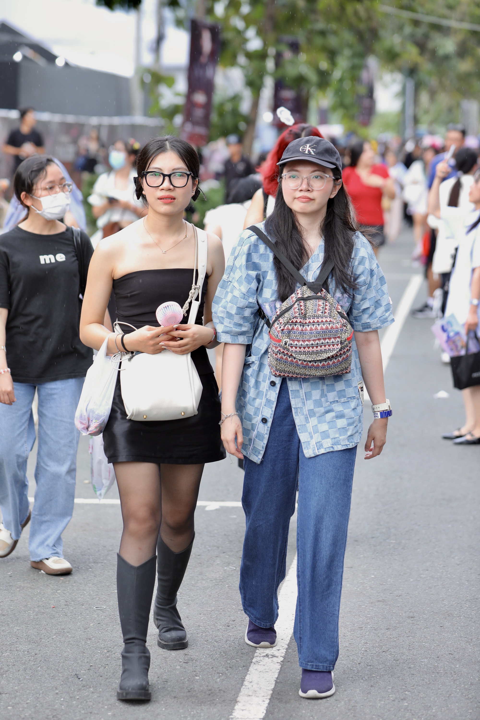 Trời hết mưa, các anh tài Chông Gai khẩn trương chuẩn bị, fan bất ngờ khi sân khấu Anh Trai Say Hi tắt đèn- Ảnh 4.