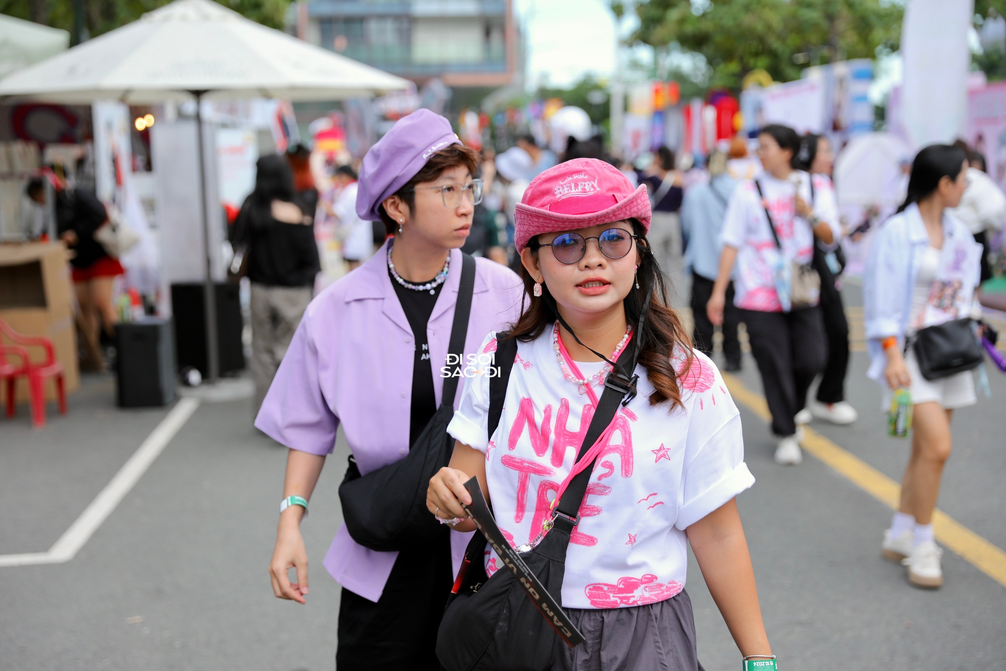 Trời hết mưa, các anh tài Chông Gai khẩn trương chuẩn bị, fan bất ngờ khi sân khấu Anh Trai Say Hi tắt đèn- Ảnh 2.