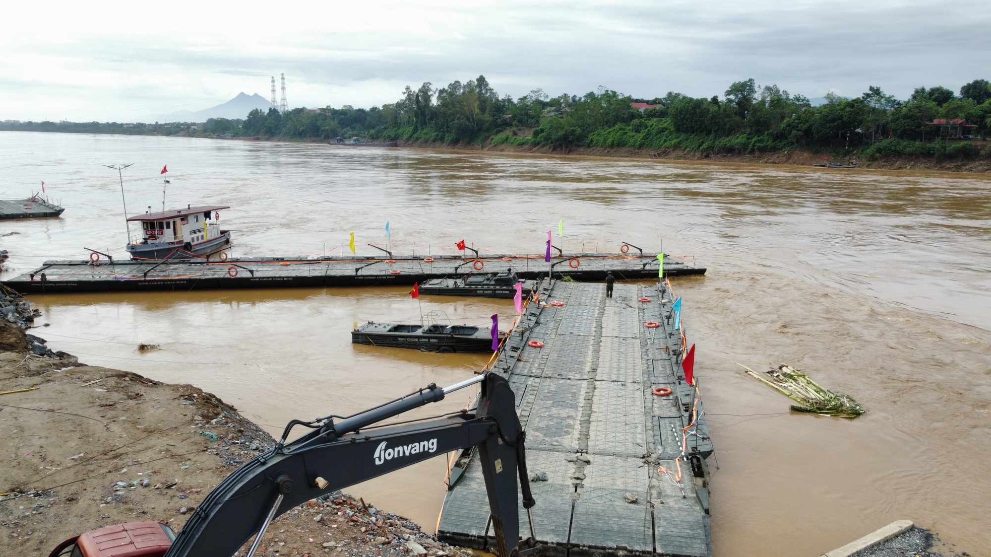 Cận cảnh cầu phao Phong Châu sau khi tạm dừng hoạt động- Ảnh 3.