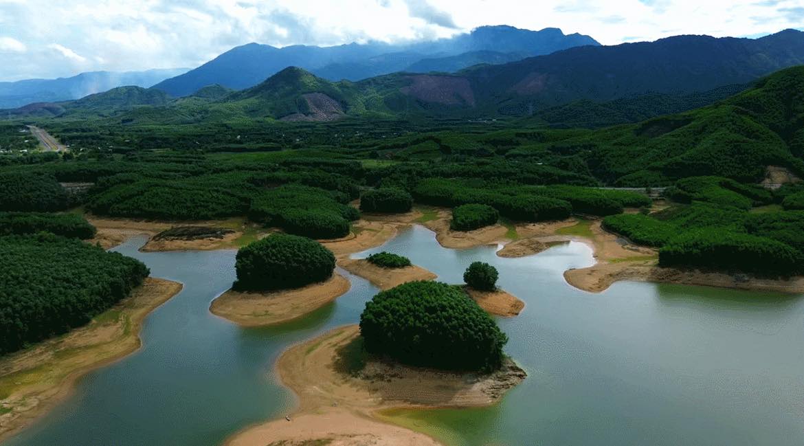 Phát hiện một "vịnh Hạ Long thu nhỏ" ở Đà Nẵng, cách thành phố 20km, du khách nhận xét yên bình như tranh- Ảnh 3.