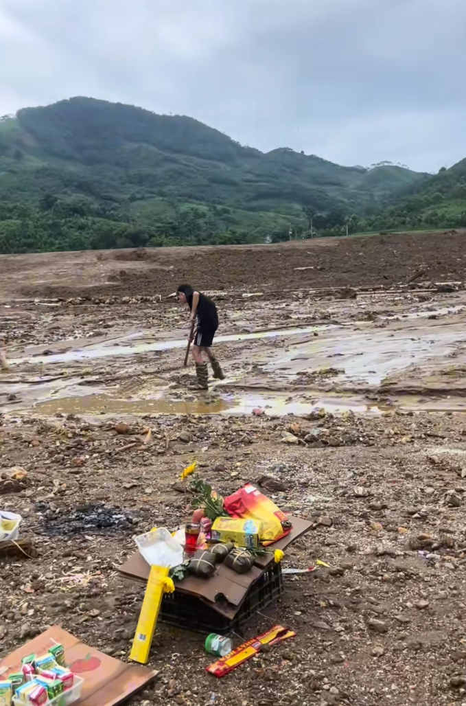 "Bố mẹ cháu mất hết rồi. Cháu muốn nhờ chú..." - Lời nhắn của cậu bé ở Làng Nủ và tấm ảnh gia đình tái hiện đầy xúc động- Ảnh 1.