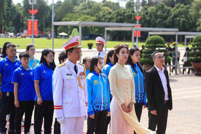 Hoa hậu Đỗ Mỹ Linh diện áo dài đưa các cầu thủ nữ Trung Quốc, Philippines đi tham quan Lăng Bác- Ảnh 4.