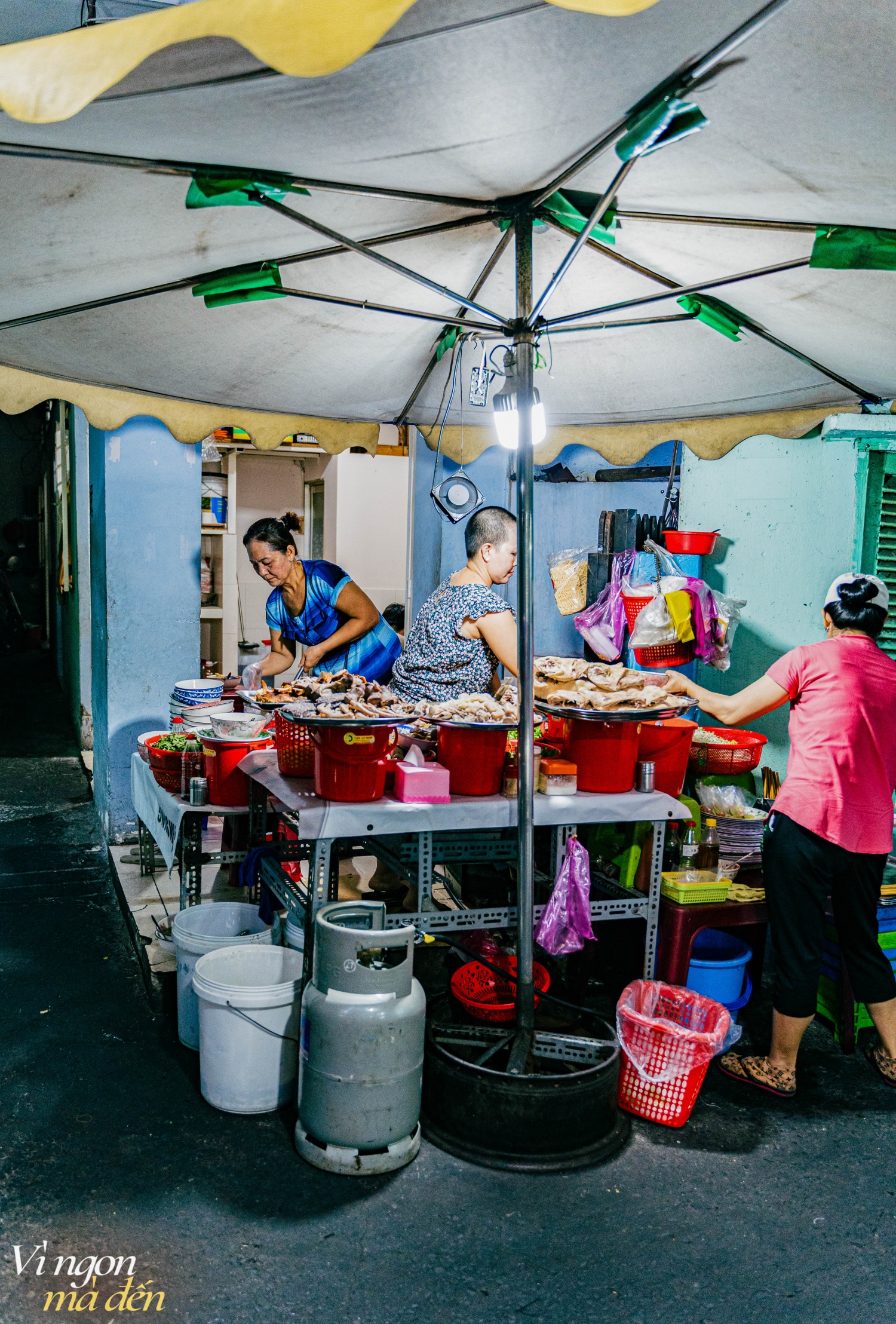 Tiệm ăn nằm sâu tít trong con hẻm nhỏ khó tìm nhưng vẫn nổi tiếng nhờ món hủ tiếu ăn cùng topping đặc biệt không nơi nào có- Ảnh 5.