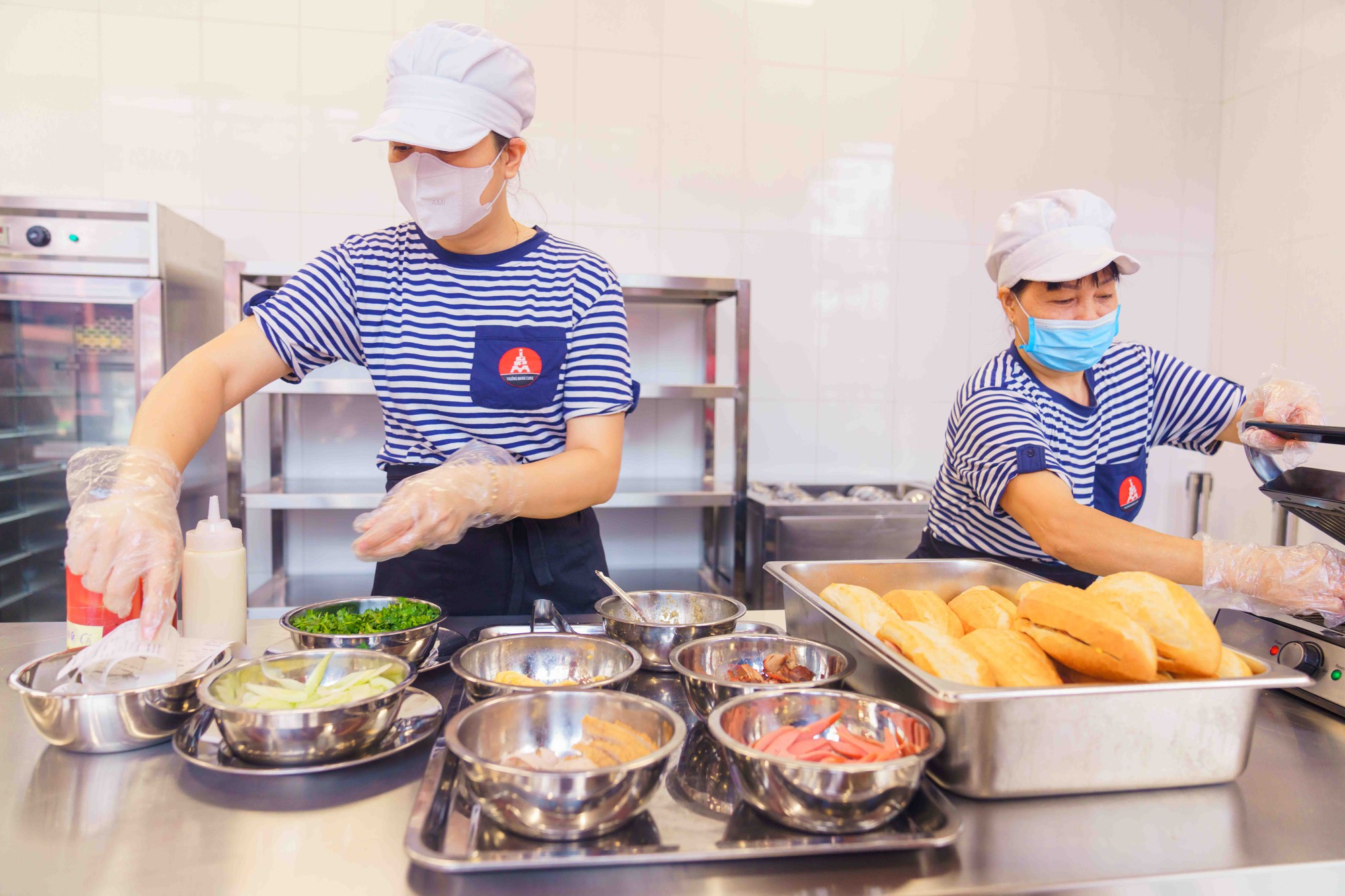 Loạt suất ăn trong canteen của ngôi trường từng khiến phụ huynh thức đêm xếp hàng xin học cho con gây bão vì quá xịn- Ảnh 2.