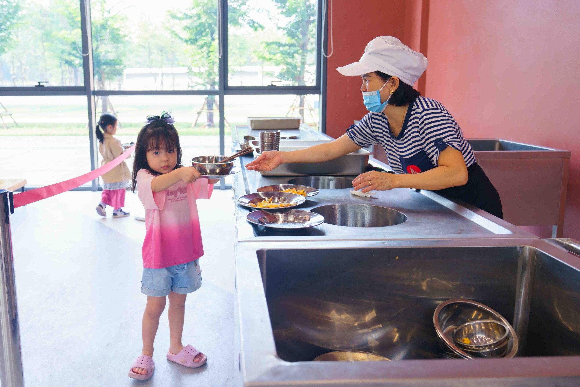 Loạt suất ăn trong canteen của ngôi trường từng khiến phụ huynh thức đêm xếp hàng xin học cho con gây bão vì quá xịn- Ảnh 15.