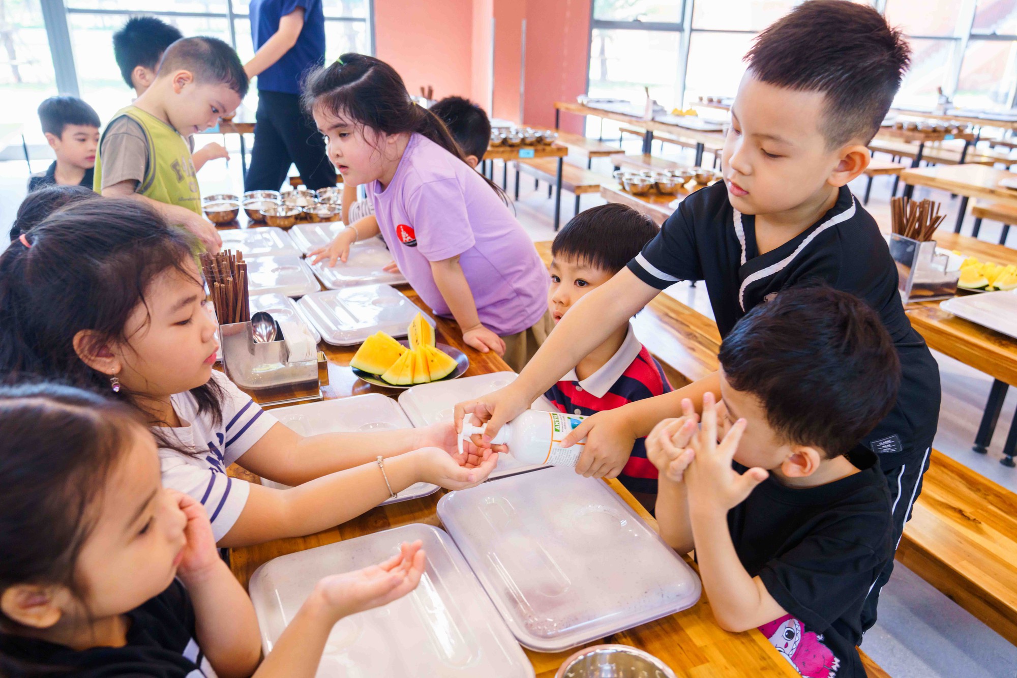 Loạt suất ăn trong canteen của ngôi trường từng khiến phụ huynh thức đêm xếp hàng xin học cho con gây bão vì quá xịn- Ảnh 17.