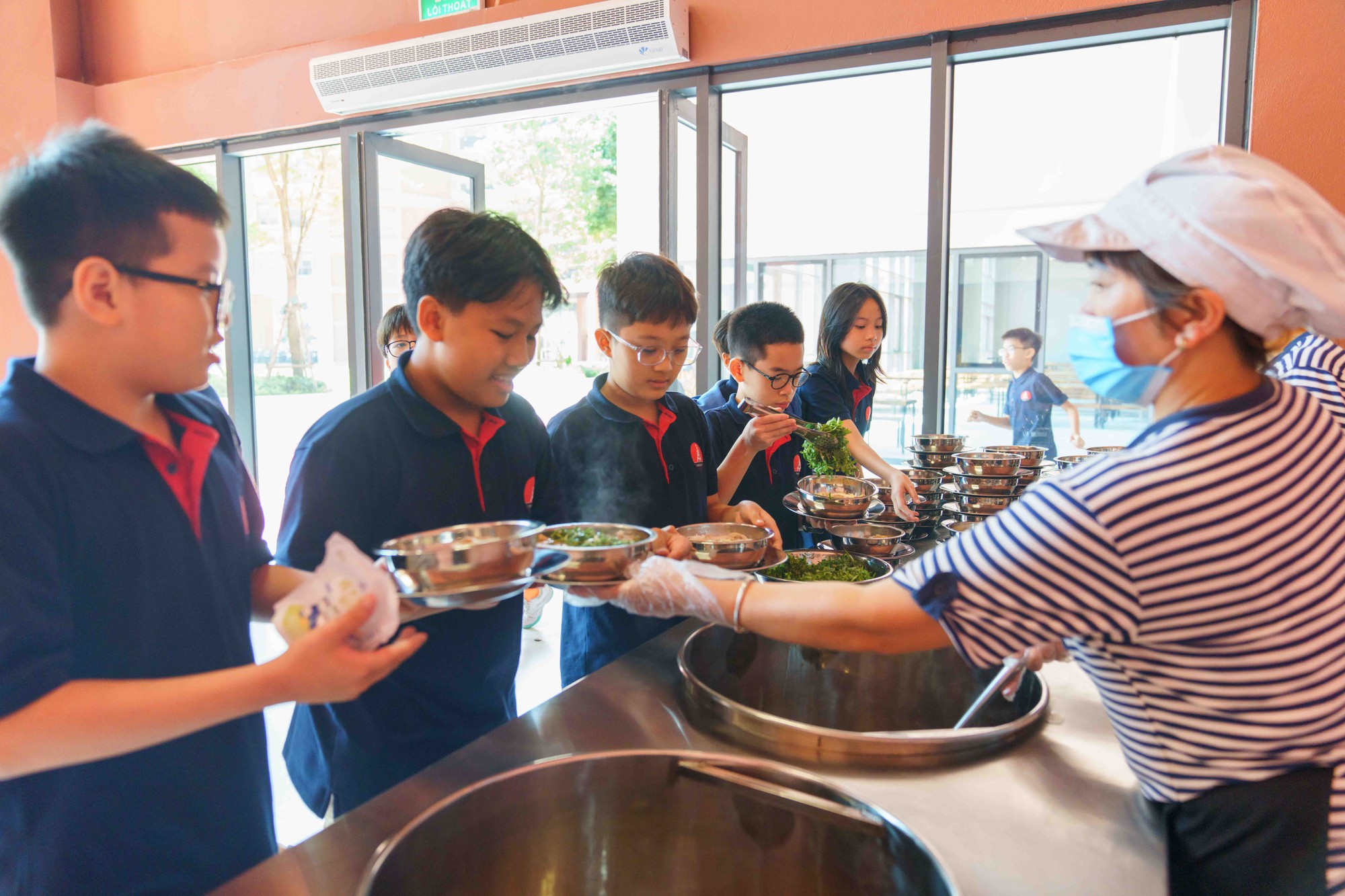 Loạt suất ăn trong canteen của ngôi trường từng khiến phụ huynh thức đêm xếp hàng xin học cho con gây bão vì quá xịn- Ảnh 10.