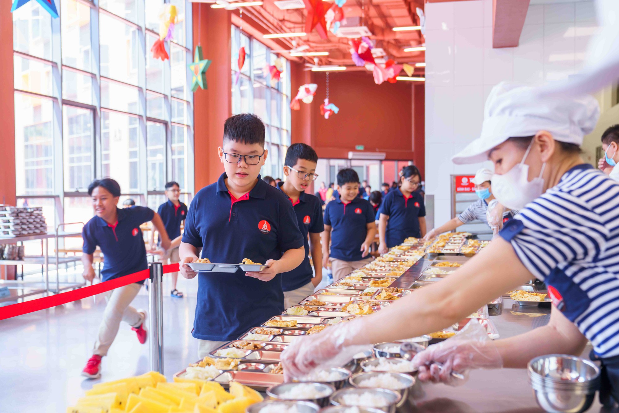 Loạt suất ăn trong canteen của ngôi trường từng khiến phụ huynh thức đêm xếp hàng xin học cho con gây bão vì quá xịn- Ảnh 13.