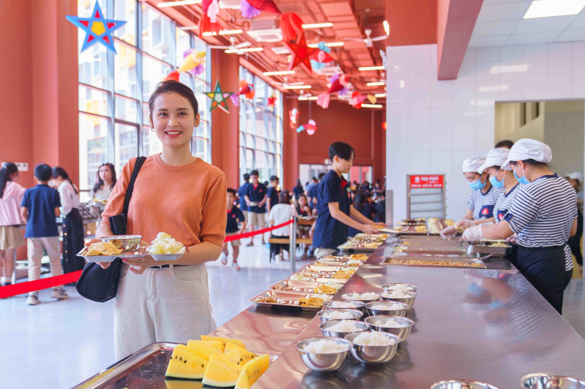 Loạt suất ăn trong canteen của ngôi trường từng khiến phụ huynh thức đêm xếp hàng xin học cho con gây bão vì quá xịn- Ảnh 19.