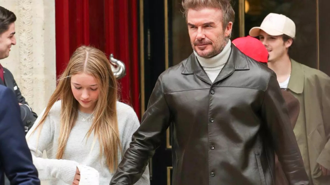 Tiểu thư Harper nhà Beckham đeo chiếc vòng cổ rẻ nhất bộ sưu tập rời Paris nhưng người bình thường khó mua được- Ảnh 1.