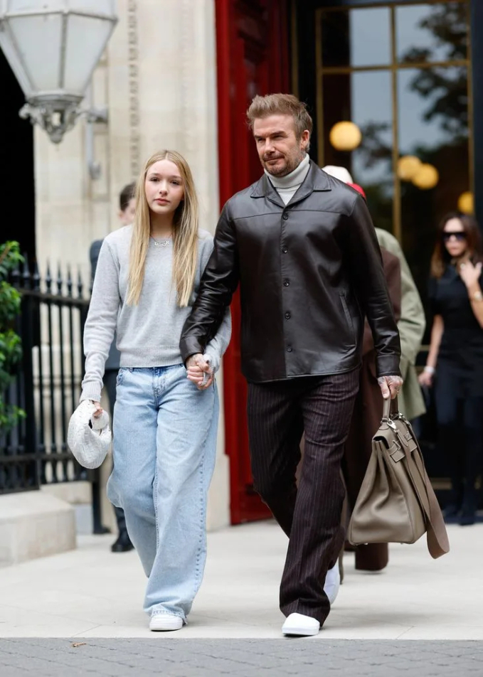 Tiểu thư Harper nhà Beckham đeo chiếc vòng cổ rẻ nhất bộ sưu tập rời Paris nhưng người bình thường khó mua được- Ảnh 4.