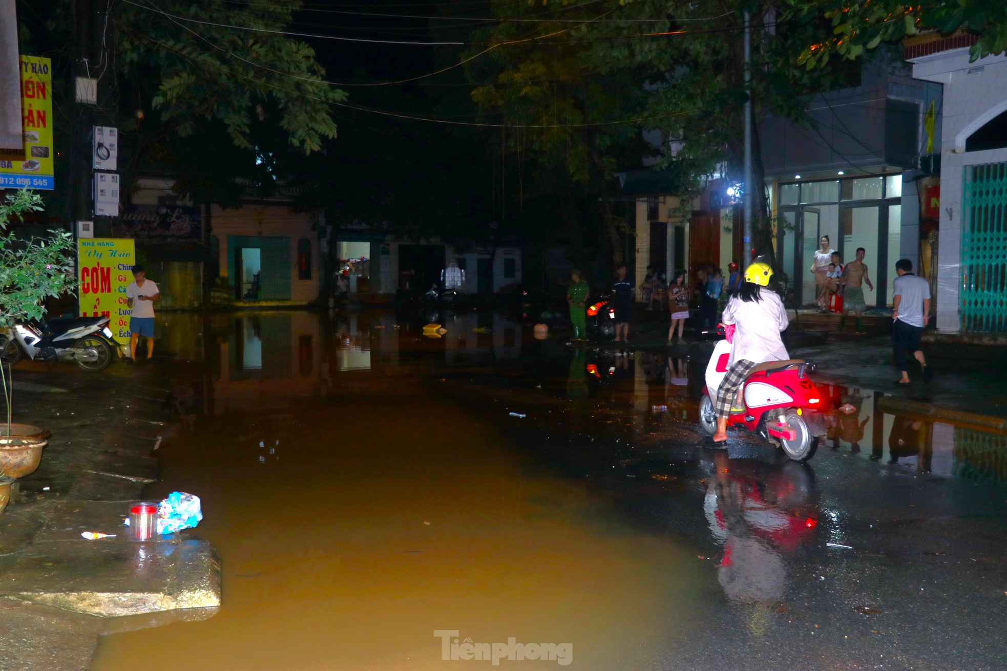 Nước sông Hồng dâng cao, người dân Yên Bái thức trắng đêm dọn đồ chạy lụt- Ảnh 21.