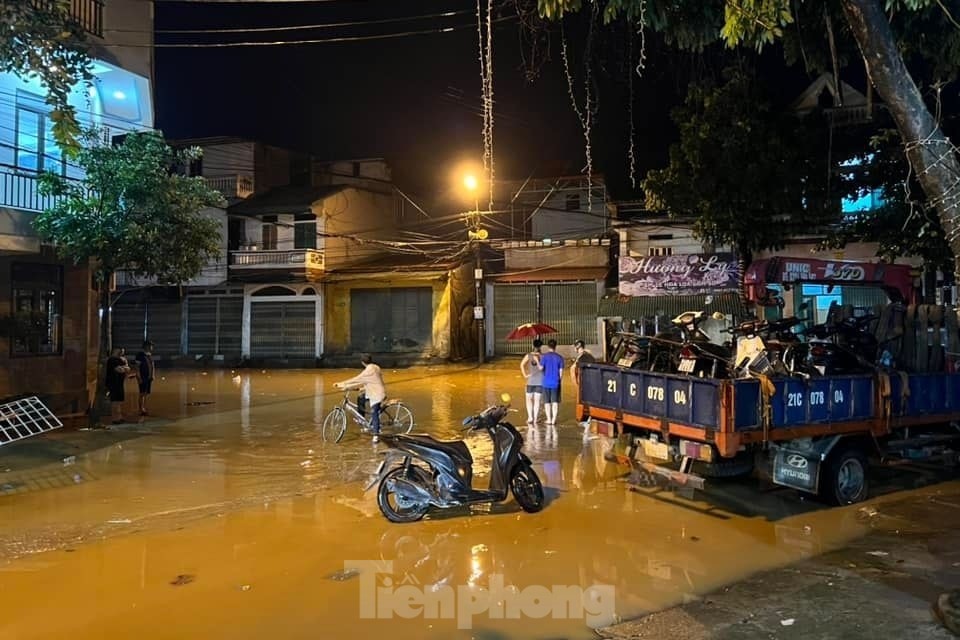 Nước sông Hồng dâng cao, người dân Yên Bái thức trắng đêm dọn đồ chạy lụt- Ảnh 9.