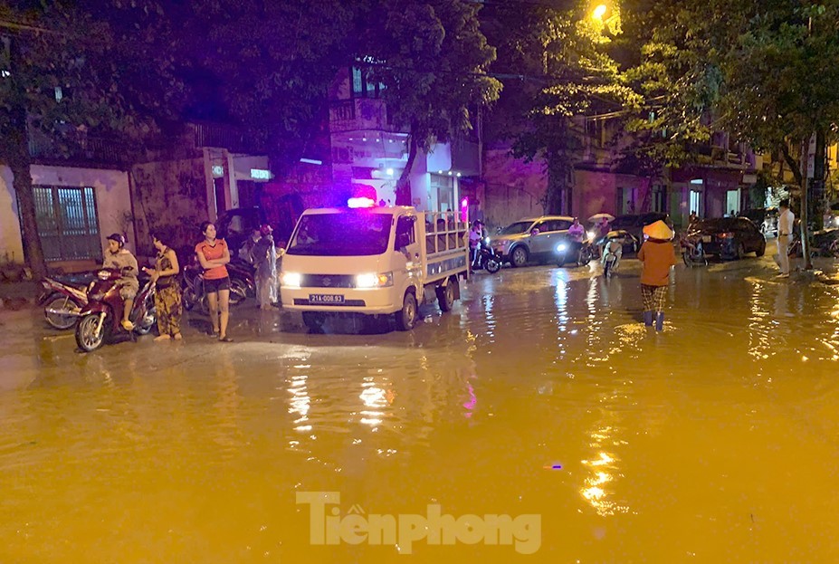 Nước sông Hồng dâng cao, người dân Yên Bái thức trắng đêm dọn đồ chạy lụt- Ảnh 17.