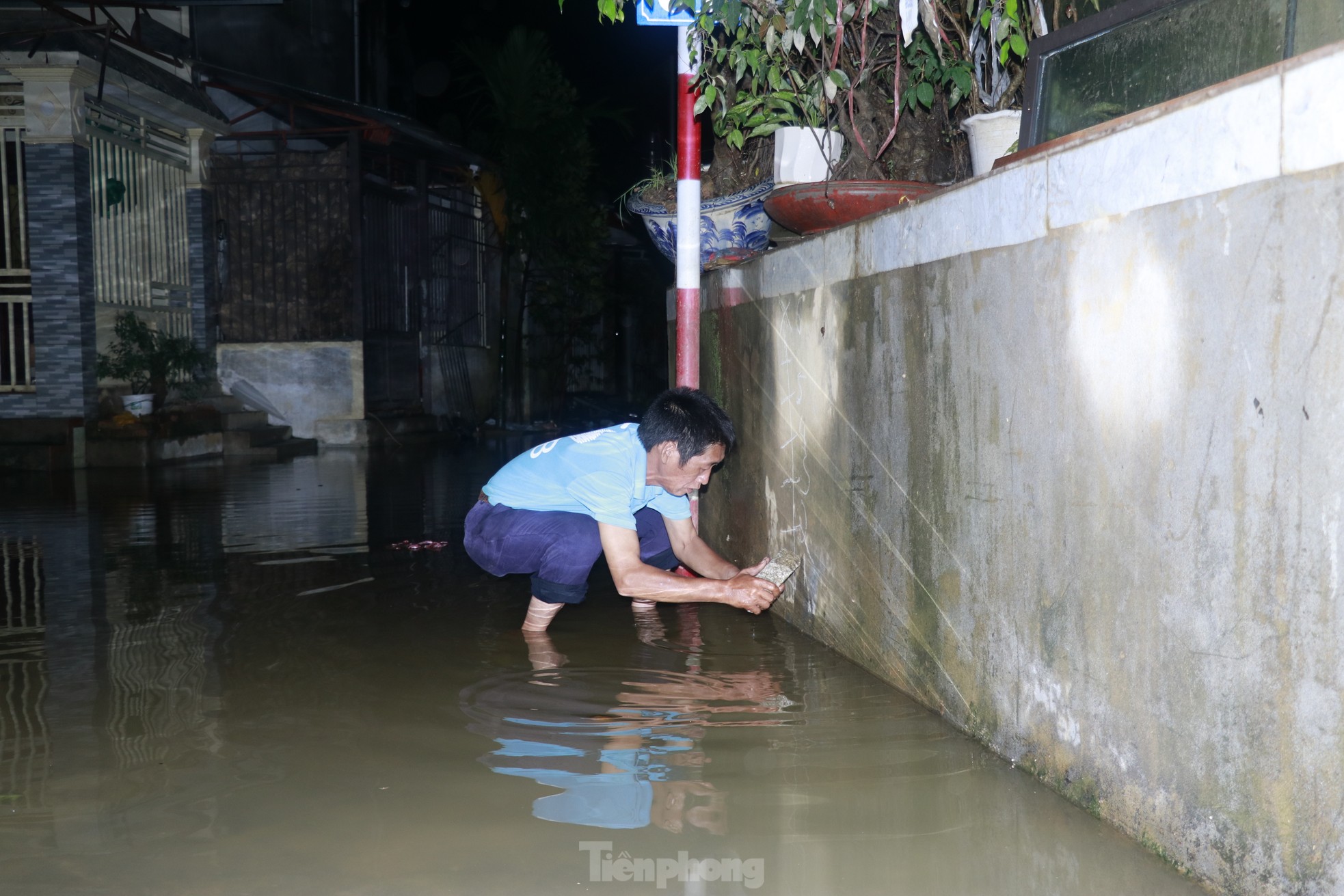 Nước sông Hồng dâng cao, người dân Yên Bái thức trắng đêm dọn đồ chạy lụt- Ảnh 13.