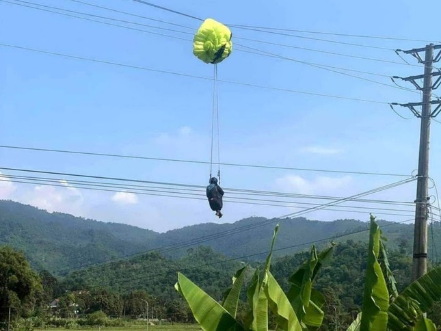 Cắt điện toàn xã để giải cứu vận động viên nhảy dù mắc kẹt trên dây điện - Ảnh 1.