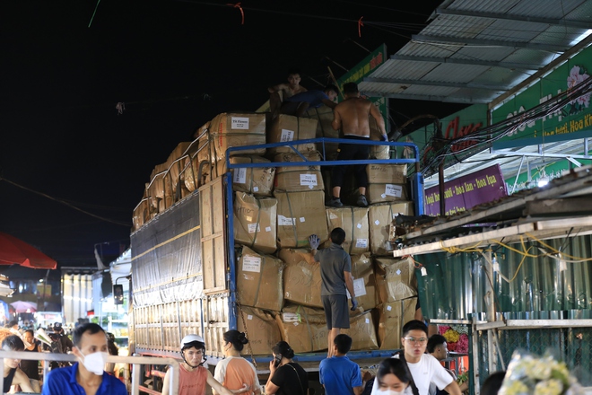 Các cặp đôi tay trong tay tại chợ hoa lớn nhất Hà Nội: "Mọi năm chỉ đi với bạn bè, 20/10 năm nay được đi với người yêu!"- Ảnh 17.