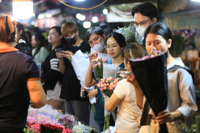 Các cặp đôi tay trong tay tại chợ hoa lớn nhất Hà Nội: "Mọi năm chỉ đi với bạn bè, 20/10 năm nay được đi với người yêu!"- Ảnh 11.