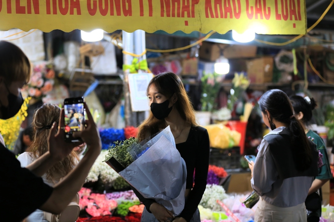 Các cặp đôi tay trong tay tại chợ hoa lớn nhất Hà Nội: "Mọi năm chỉ đi với bạn bè, 20/10 năm nay được đi với người yêu!"- Ảnh 15.