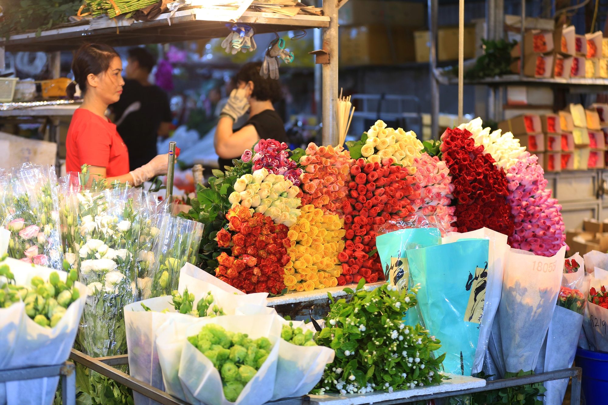 Các cặp đôi tay trong tay tại chợ hoa lớn nhất Hà Nội: "Mọi năm chỉ đi với bạn bè, 20/10 năm nay được đi với người yêu!"- Ảnh 6.