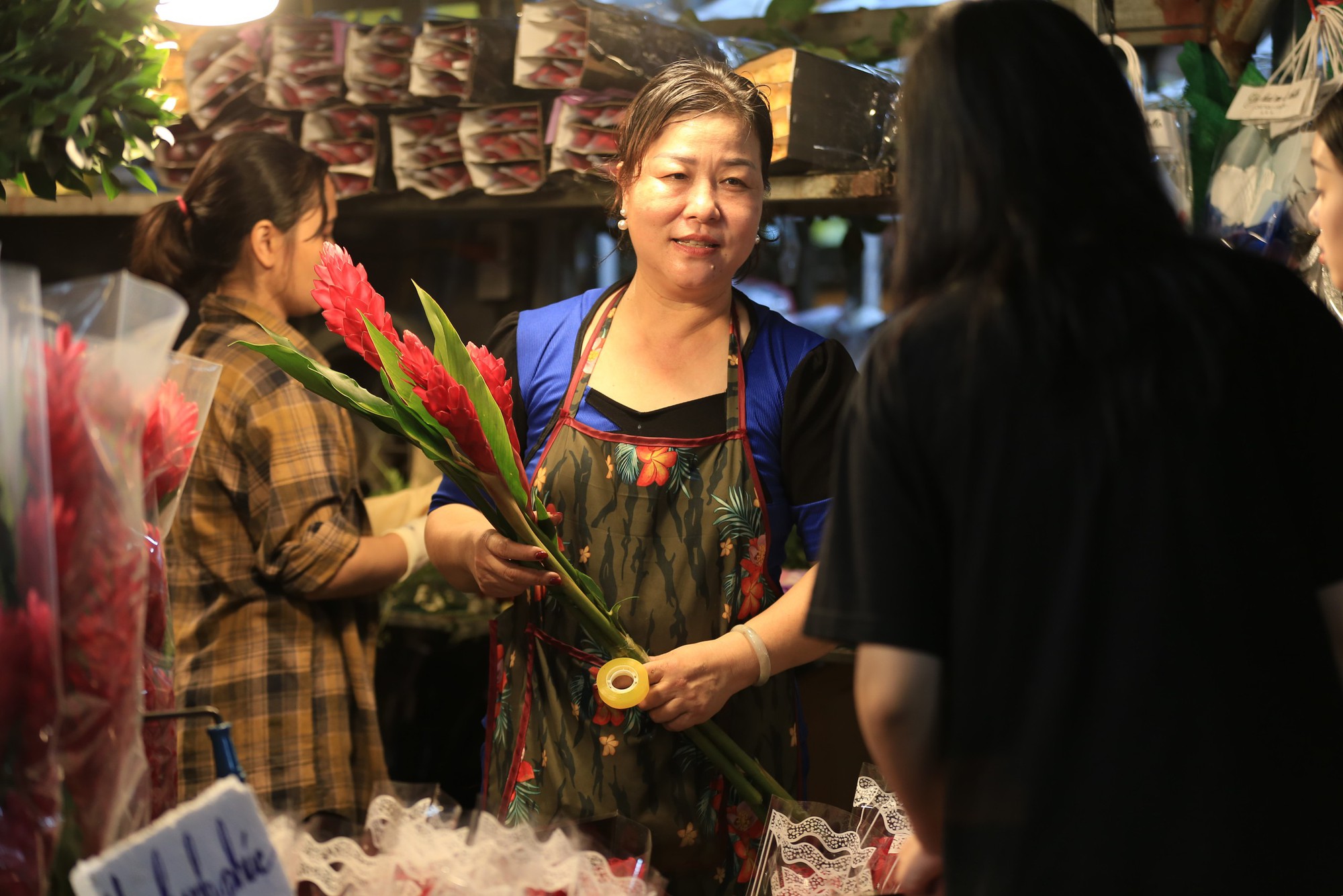 Các cặp đôi tay trong tay tại chợ hoa lớn nhất Hà Nội: "Mọi năm chỉ đi với bạn bè, 20/10 năm nay được đi với người yêu!"- Ảnh 22.