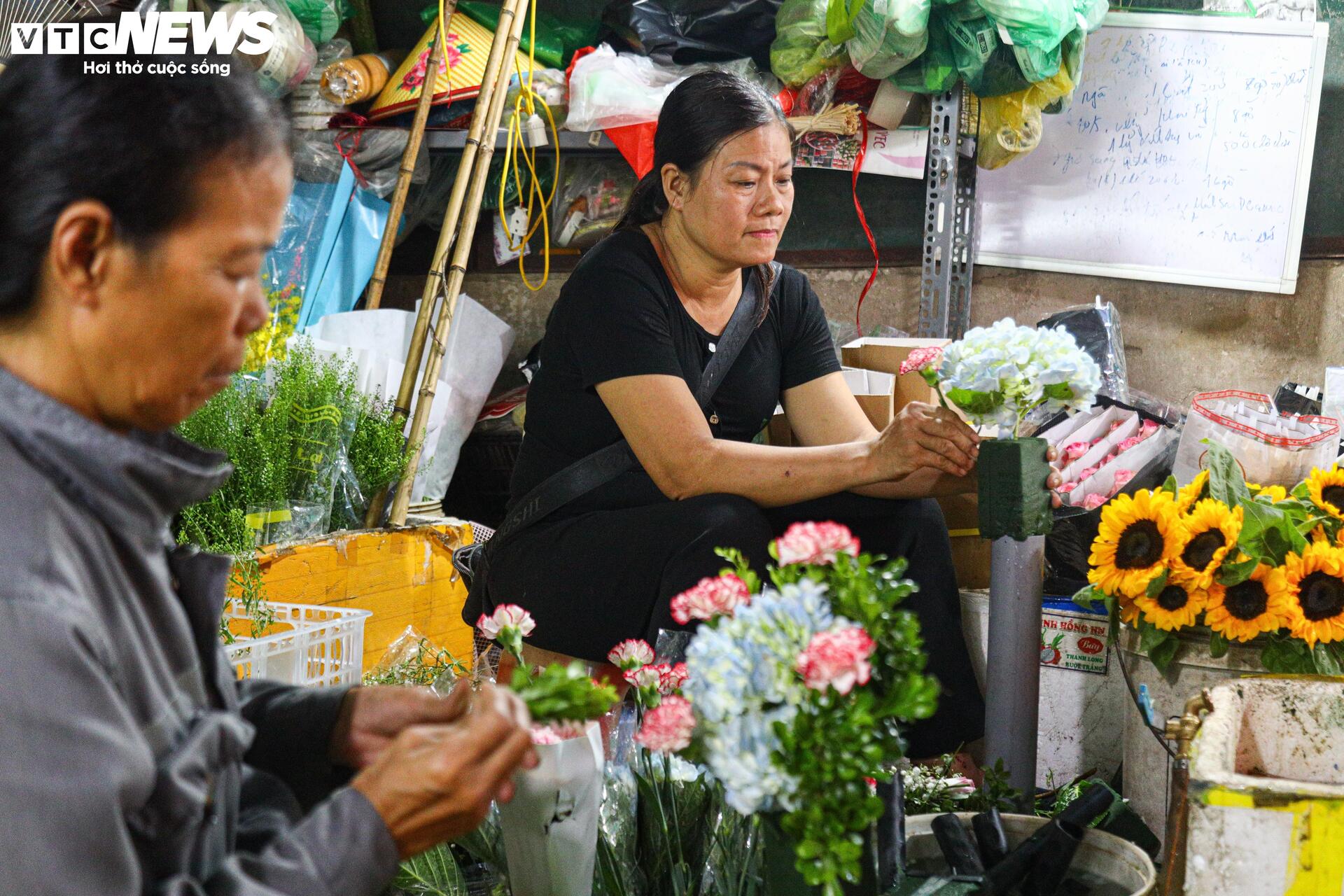 Giới trẻ Hà Nội chen chân xếp hàng gần một tiếng chờ mua hoa dịp 20/10- Ảnh 3.