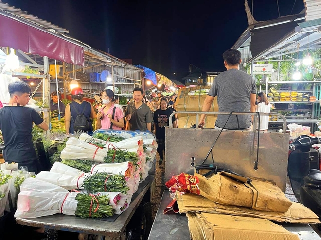 Các cặp đôi tay trong tay tại chợ hoa lớn nhất Hà Nội: "Mọi năm chỉ đi với bạn bè, 20/10 năm nay được đi với người yêu!"- Ảnh 18.