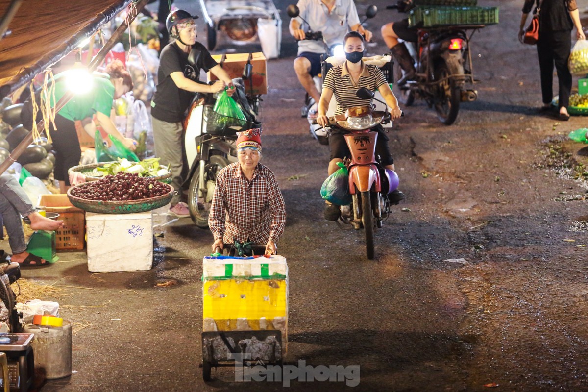 Vất vả mưu sinh trong đêm của những phụ nữ không có ngày 20/10- Ảnh 1.