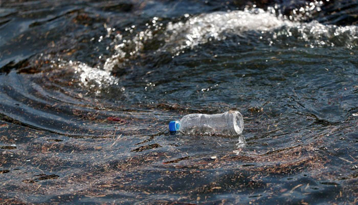 Chai nhựa trôi trên biển gần cảng cá ở Isumi, phía Đông Tokyo - Nhật Bản. Ảnh: REUTERS