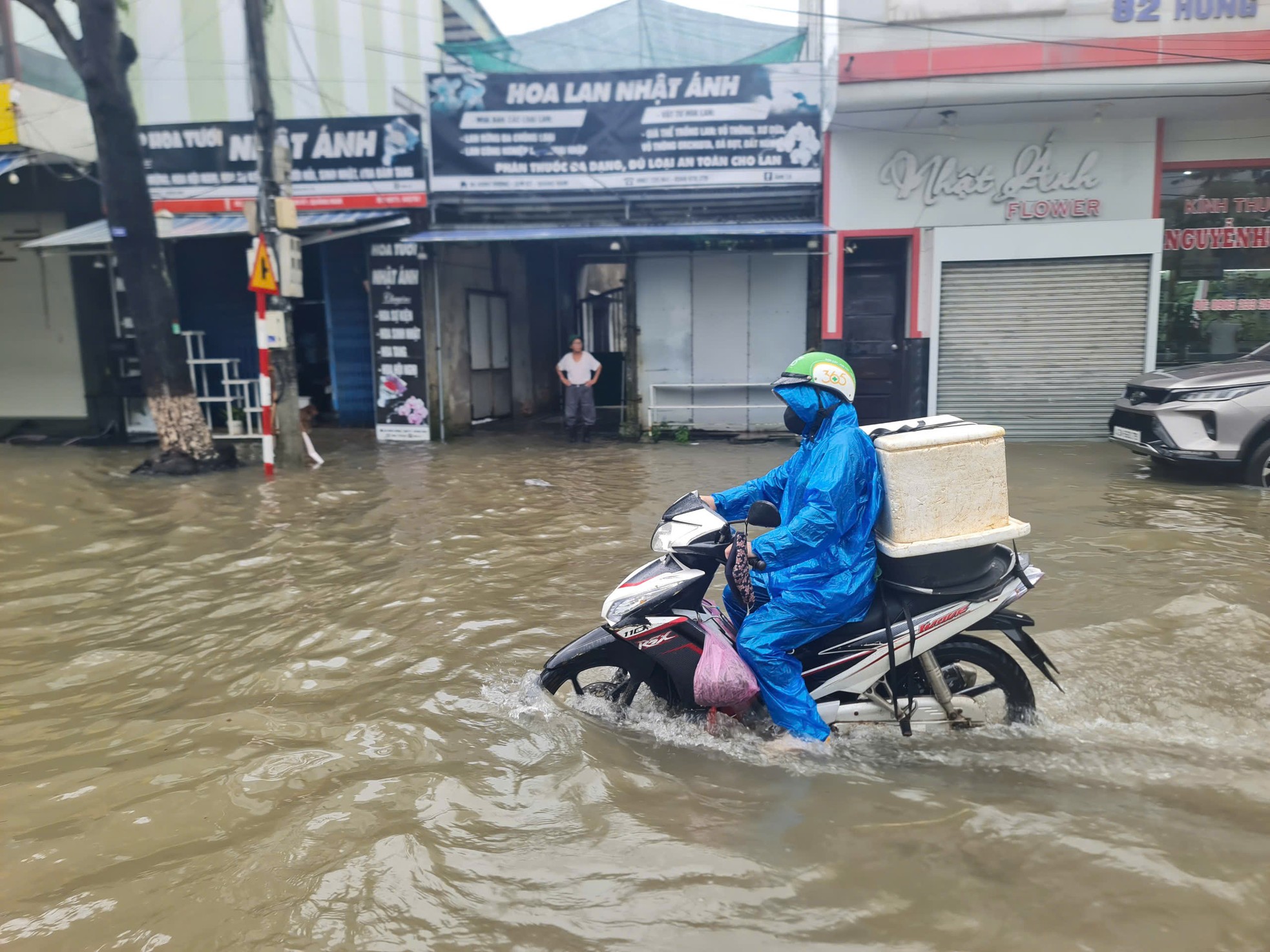 Mưa như trút ở Quảng Nam, ô tô 'chết đuối' giữa biển nước- Ảnh 8.