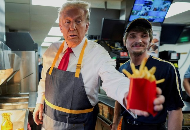 Ứng viên tổng thống Mỹ của đảng Cộng hòa Donald Trump "phục vụ" ở McDonald's- Ảnh 4.