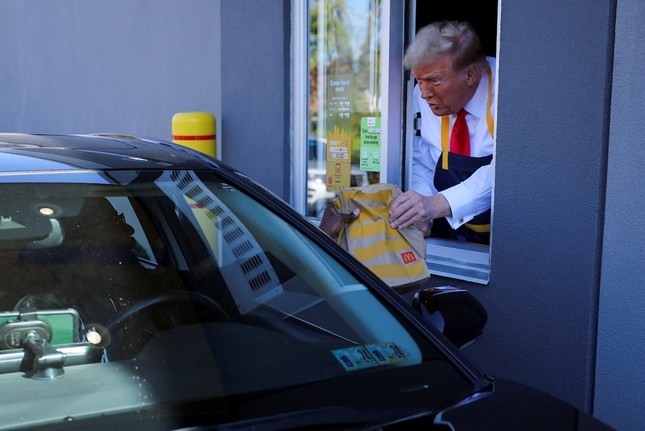 Ứng viên tổng thống Mỹ của đảng Cộng hòa Donald Trump "phục vụ" ở McDonald's- Ảnh 5.