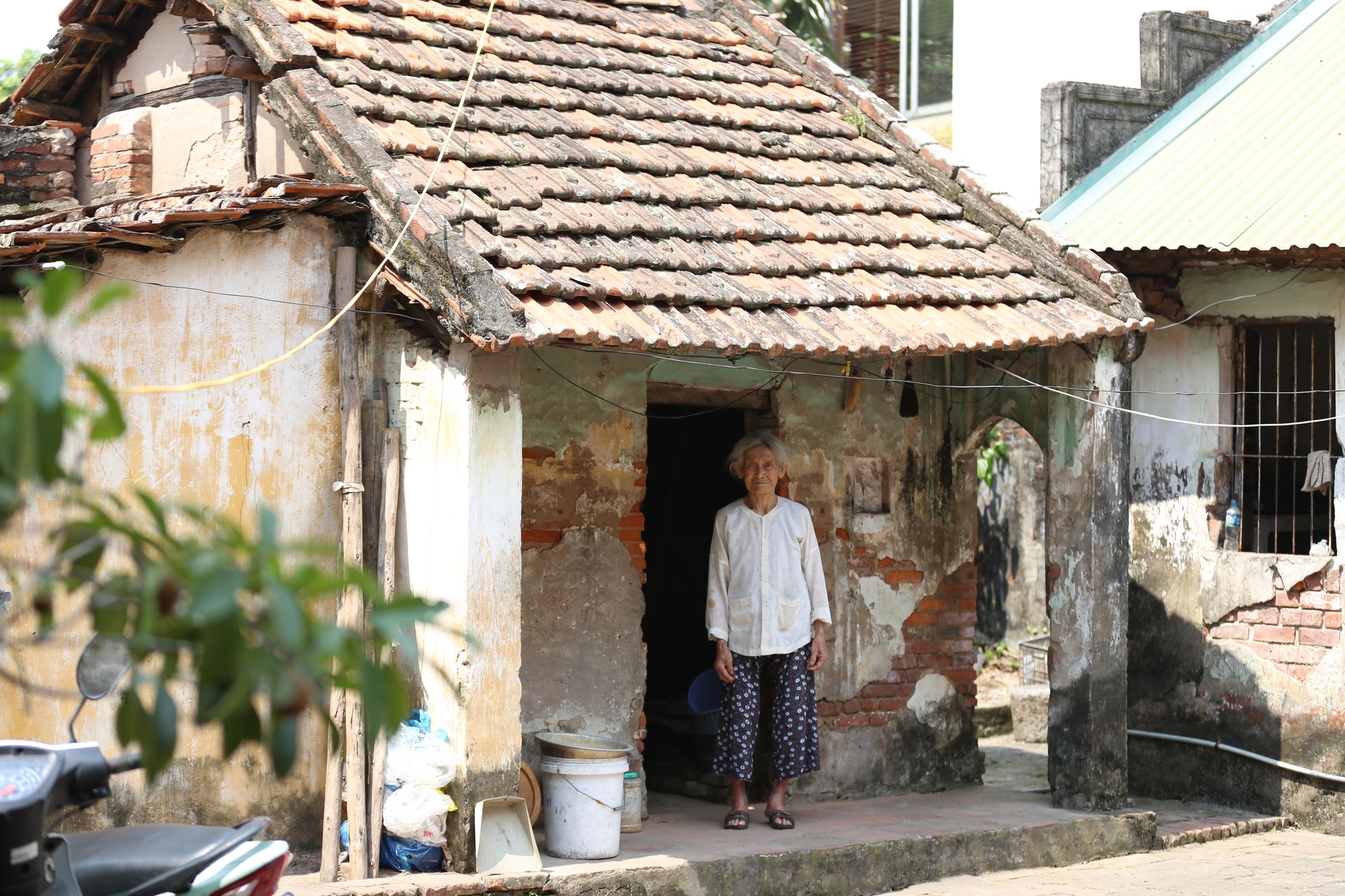 Cụ bà sống một mình trong căn nhà cổ 80 năm tuổi ở Hà Nội, khiến cư dân trên cao nhìn xuống "chỉ biết ước" vì điều này!- Ảnh 13.