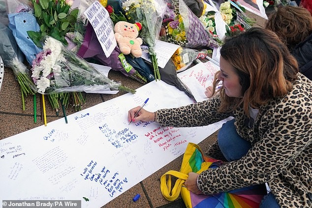 Heartbreaking scenes of Liam Payne's memorial around the world - Photo 5.