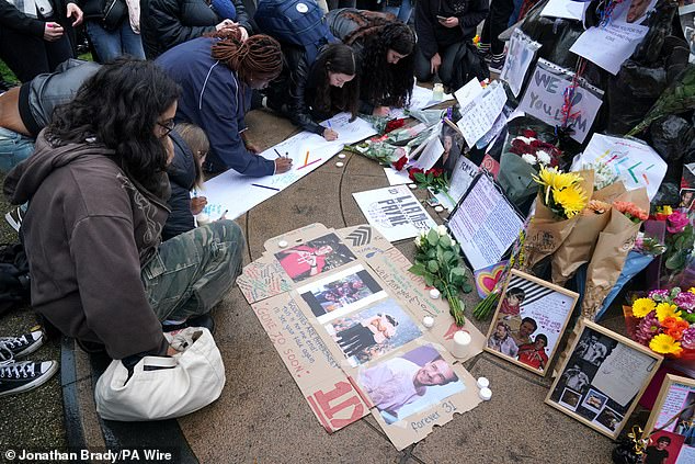 Heartbreaking scenes of Liam Payne's memorial around the world - Photo 6.