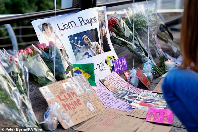 Heartbreaking scenes of Liam Payne's memorial around the world - Photo 10.