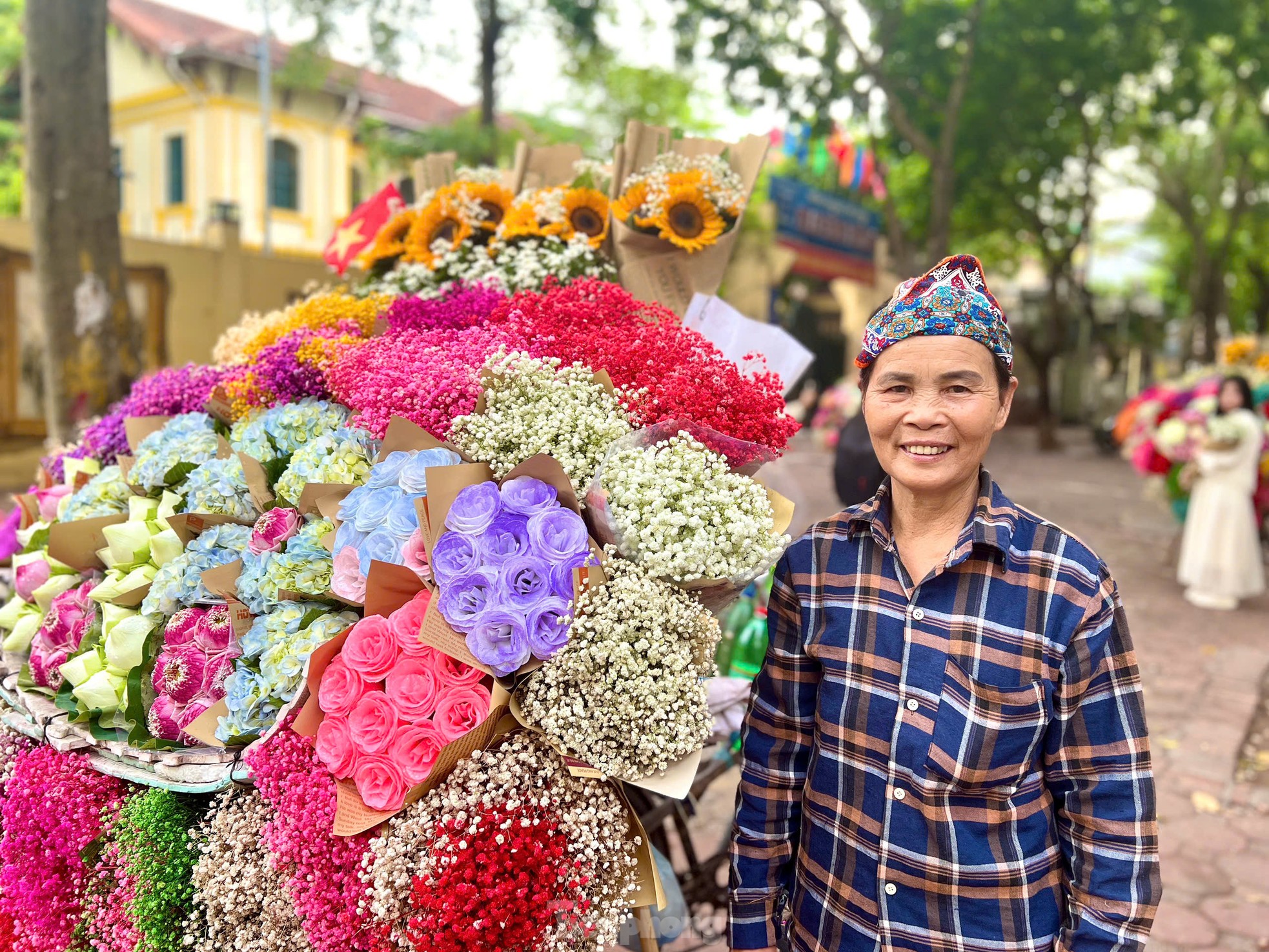 Những bó cúc hoạ mi 'sống sót' sau mưa lũ khoe sắc giữa phố phường Thủ đô- Ảnh 1.