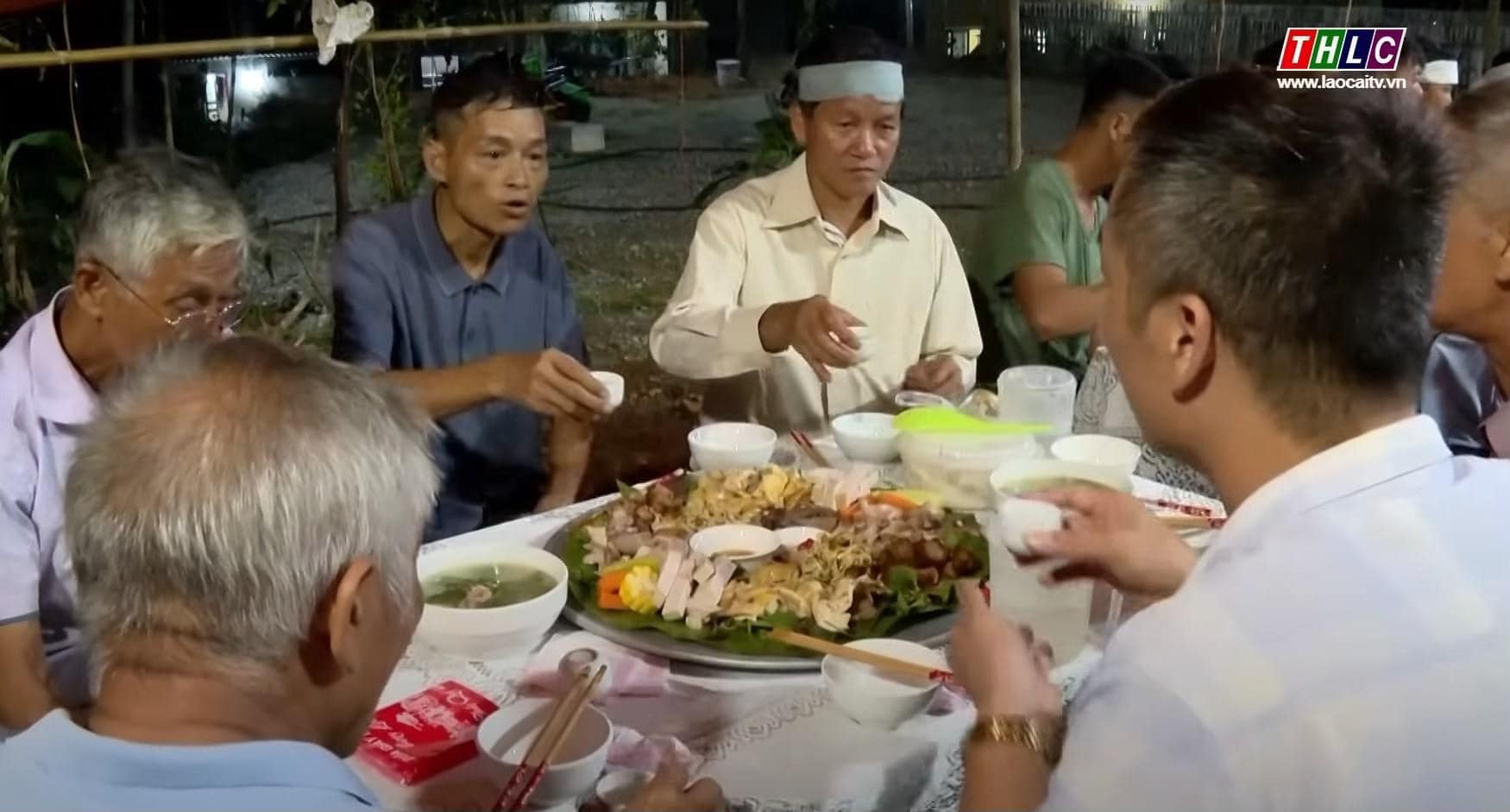 Bữa cơm chung đầu tiên của người dân Làng Nủ sau trận lũ quét kinh hoàng: Họ động viên nhau nén đau thương, xây dựng cuộc sống mới- Ảnh 5.