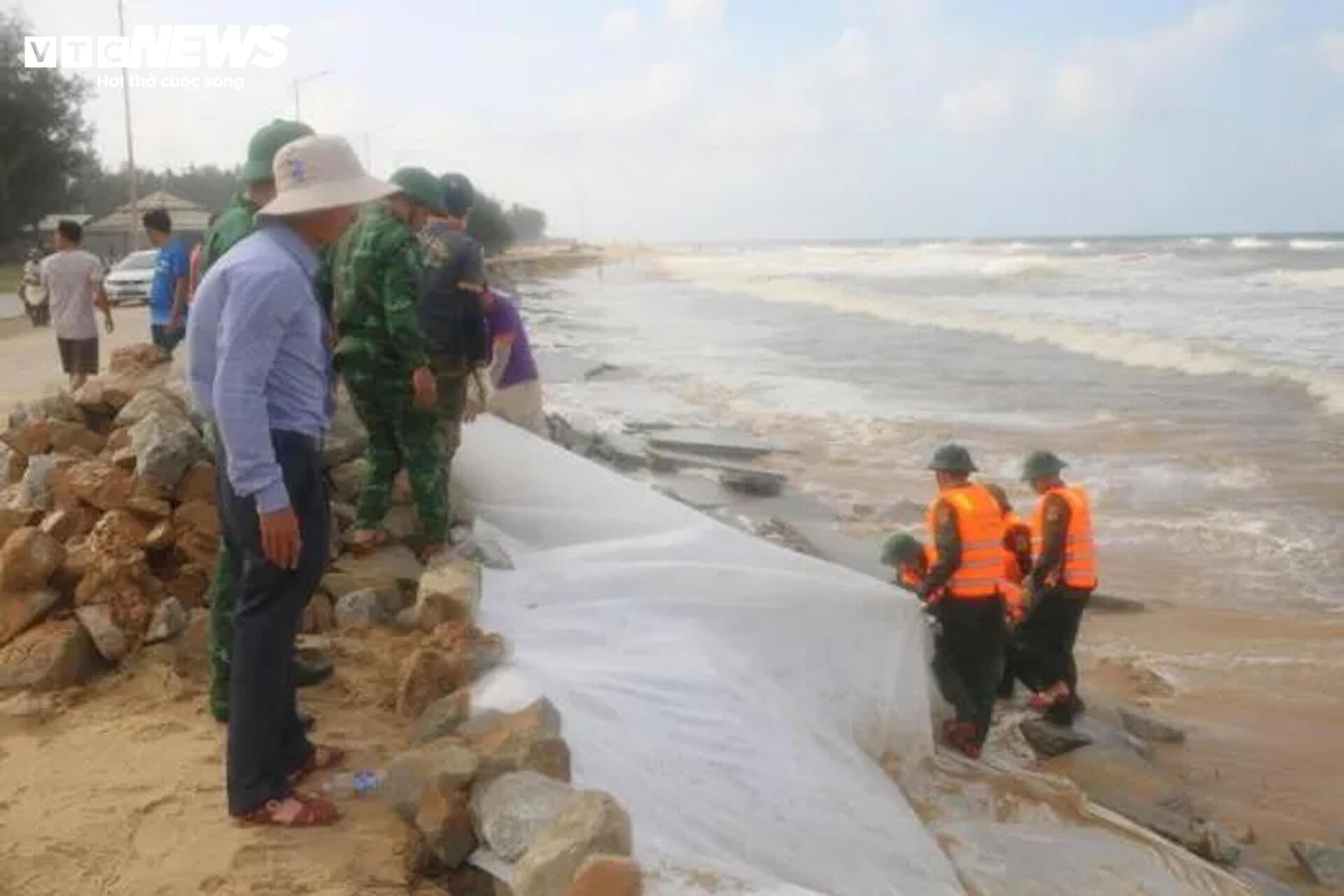 Mưa to, sóng lớn 'ngoạm' tan nát bờ biển đẹp ở Thừa Thiên - Huế- Ảnh 13.