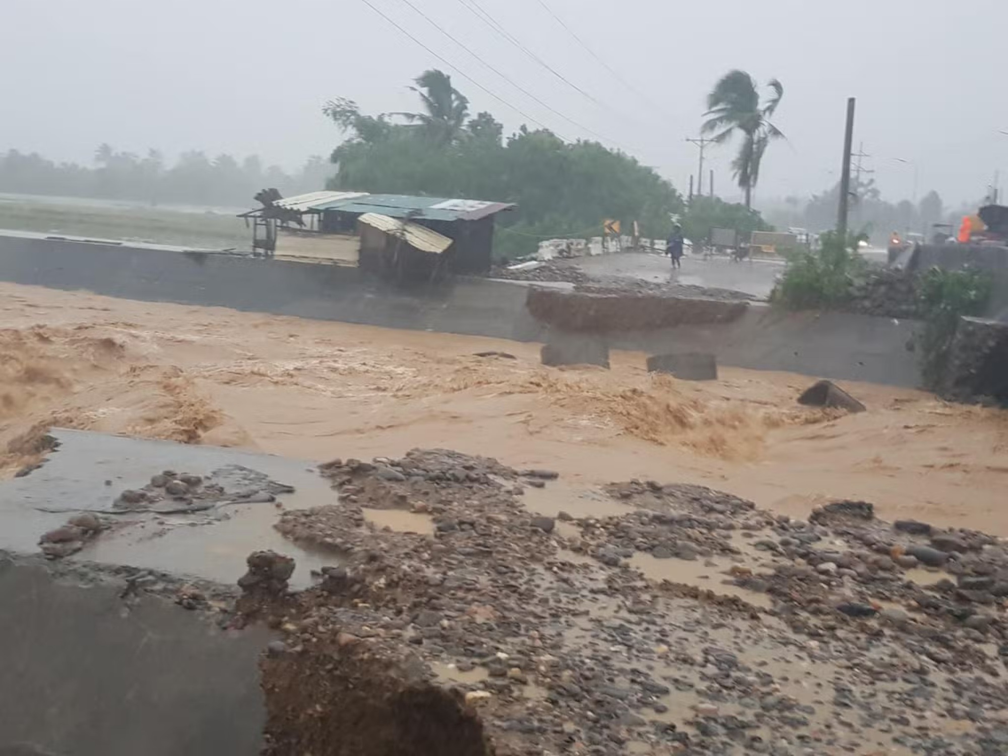 Philippines: 7 người thiệt mạng do bão Trami, nước ngập tới ngực- Ảnh 1.