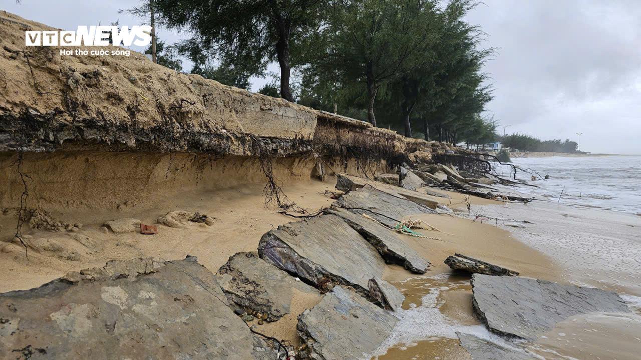 Mưa to, sóng lớn 'ngoạm' tan nát bờ biển đẹp ở Thừa Thiên - Huế- Ảnh 1.