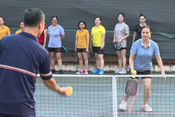 Nhiều người mới tập Pickleball rất dễ chấn thương, chuyên gia y tế chia sẻ biện pháp đề phòng- Ảnh 2.