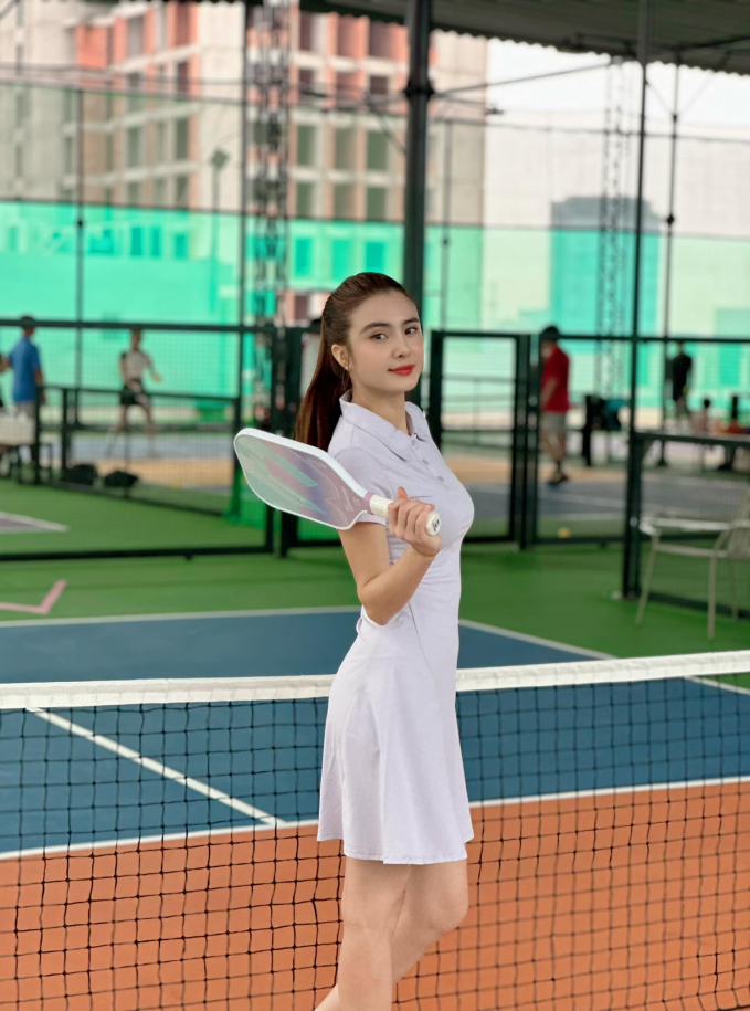 Em gái Công Vinh U40 vẫn trẻ như gái đôi mươi, vóc dáng nóng bỏng trên sân pickleball mới gây chú ý- Ảnh 2.