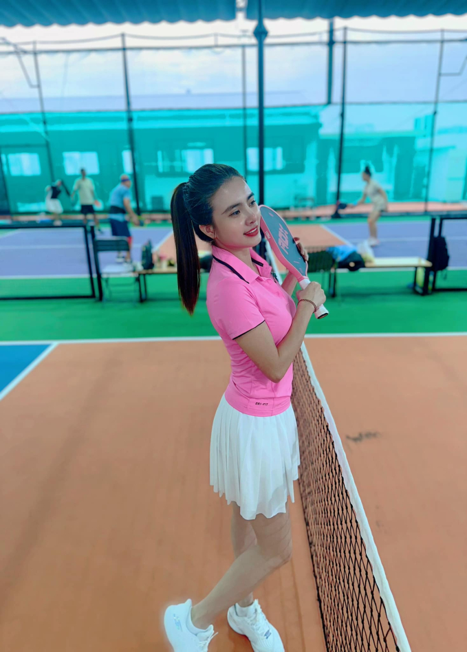 Em gái Công Vinh U40 vẫn trẻ như gái đôi mươi, vóc dáng nóng bỏng trên sân pickleball mới gây chú ý- Ảnh 3.