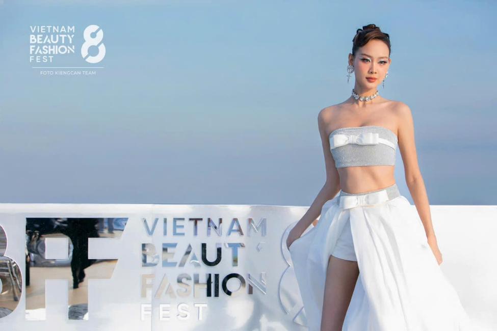 Hoa hậu Bảo Ngọc, Á hậu Ngọc Hằng sải bước trong BST “Glamour” đến từ thương hiệu By JENNY- Ảnh 4.