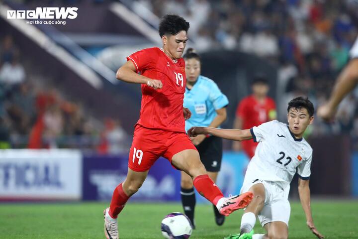 Bỏ lỡ nhiều cơ hội, U17 Việt Nam hòa U17 Kyrgyzstan- Ảnh 1.