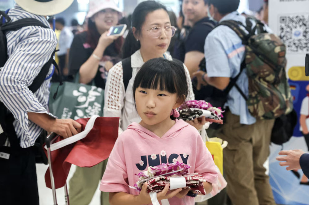 Du khách Trung Quốc đến sân bay tại thủ đô Bangkok - Thái Lan hồi tháng 9-2023. Ảnh: REUTERS